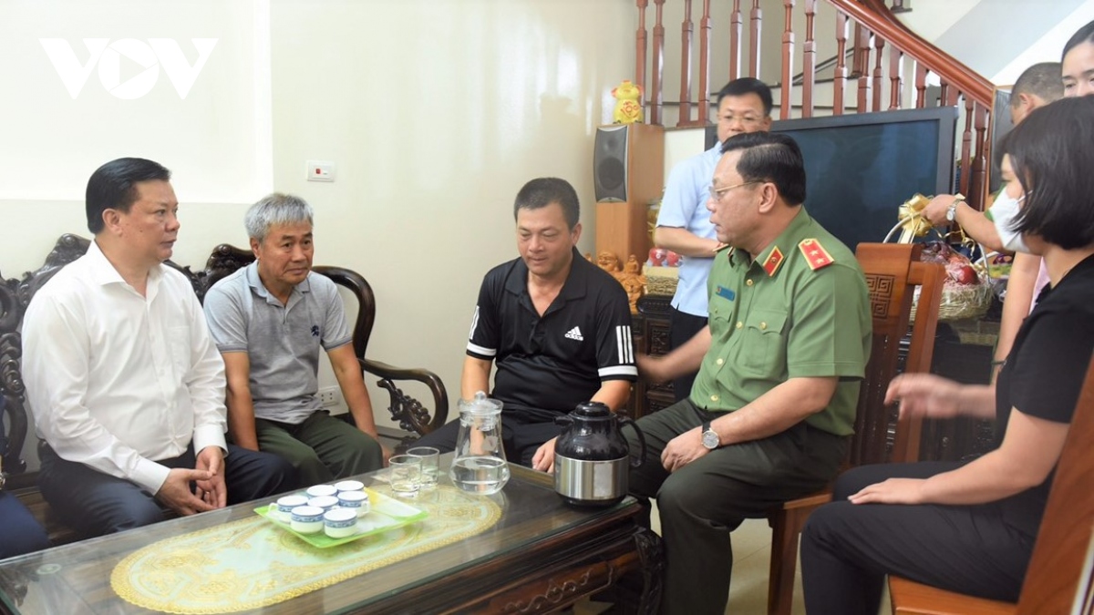 Bí thư Thành ủy Hà Nội đến chia buồn với gia đình 3 chiến sĩ cứu hỏa vừa hy sinh